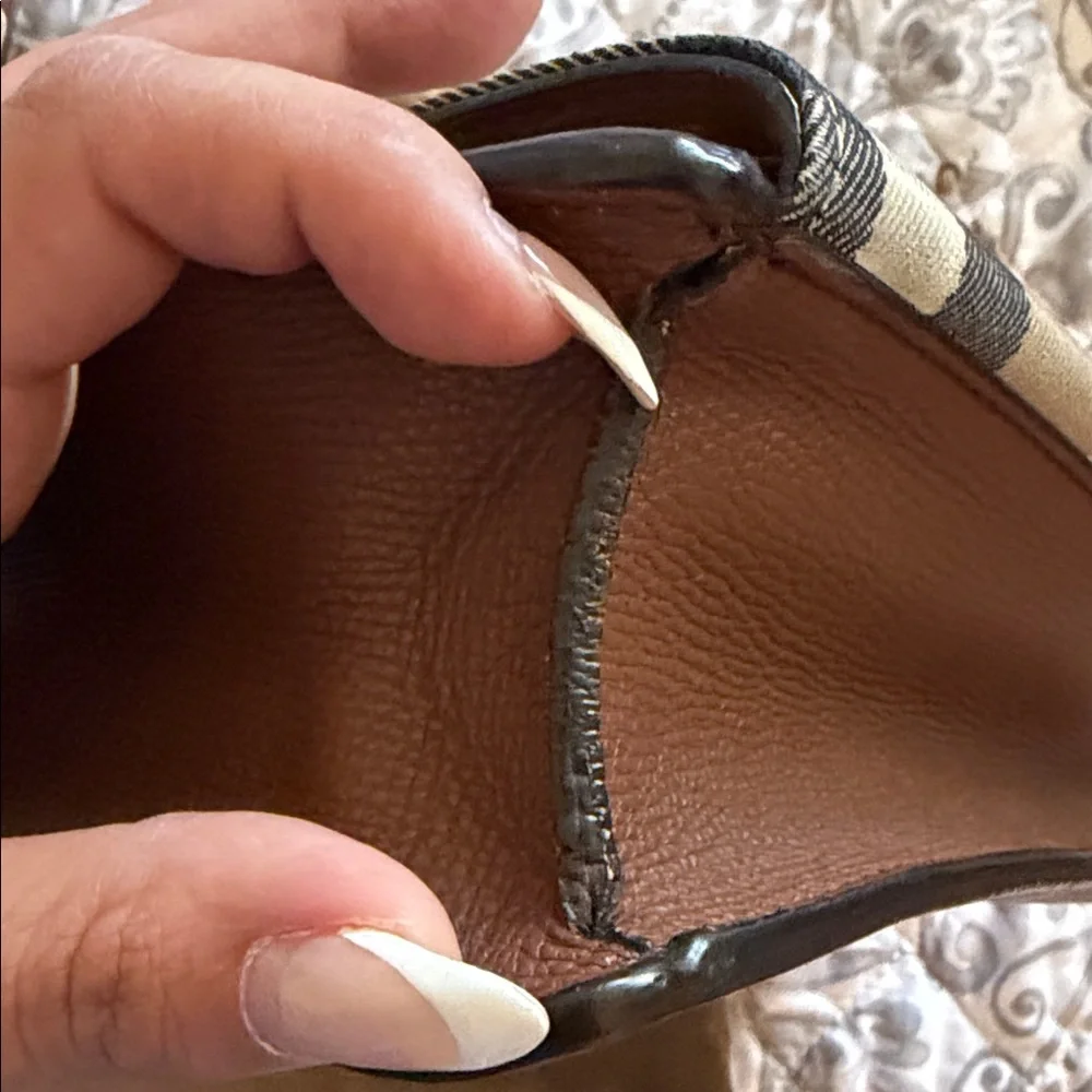 Burberry Maroon and Tan Leather Interior - Picture 13 of 13